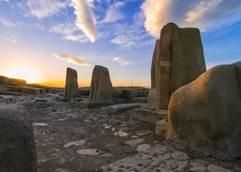 تپه‌ای افسانه‌ای در نقده