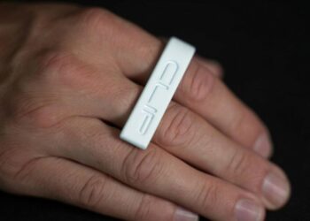 این ماوس عجیب و پوشیدنی به‌جای ماوس‌پد، روی انگشتان شما قرار می‌گیرد