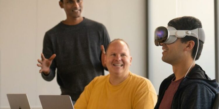 اپل شایعات را رد کرد؛ استقبال فراتر از انتظار توسعهدهندگان از هدست ویژن پرو