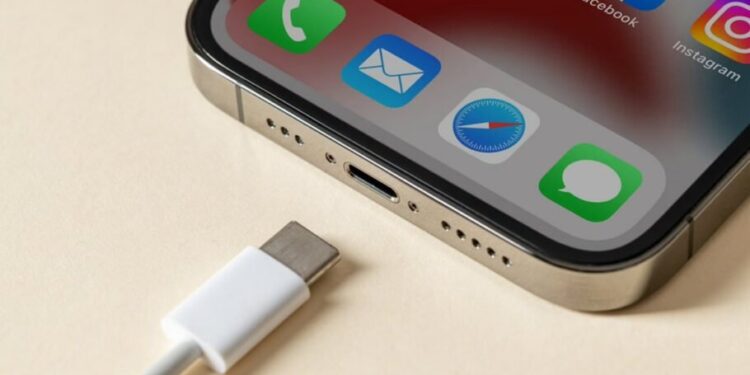 هشدار اپل: برای شارژ آیفون 15 از کابلهای اندرویدی استفاده نکنید!